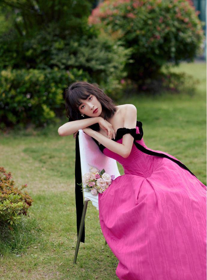 宋茜这卷发绝了！弧度刚好超养眼，妥妥的巨星气场。