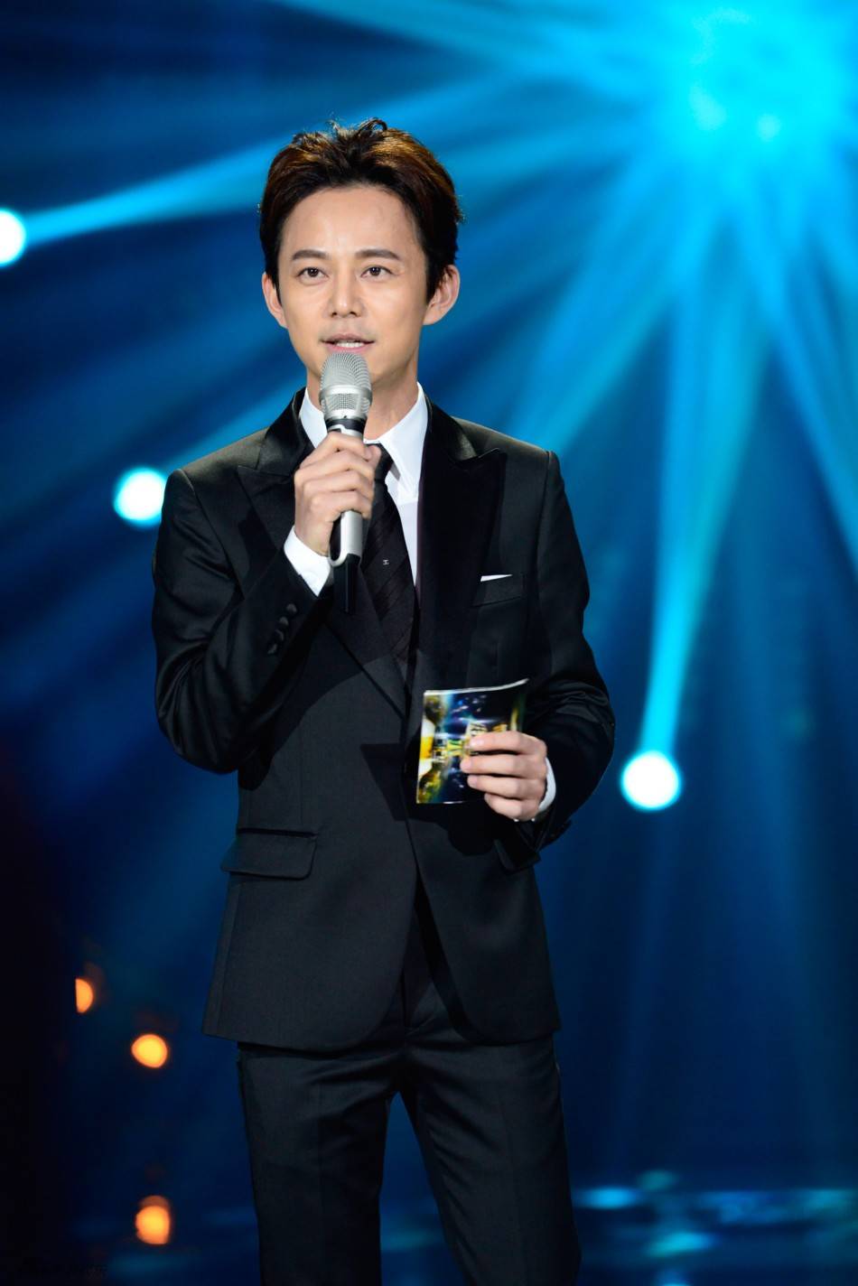 51岁何炅无妻无子，与保姆相伴度日，昔日主持一哥咋回事？