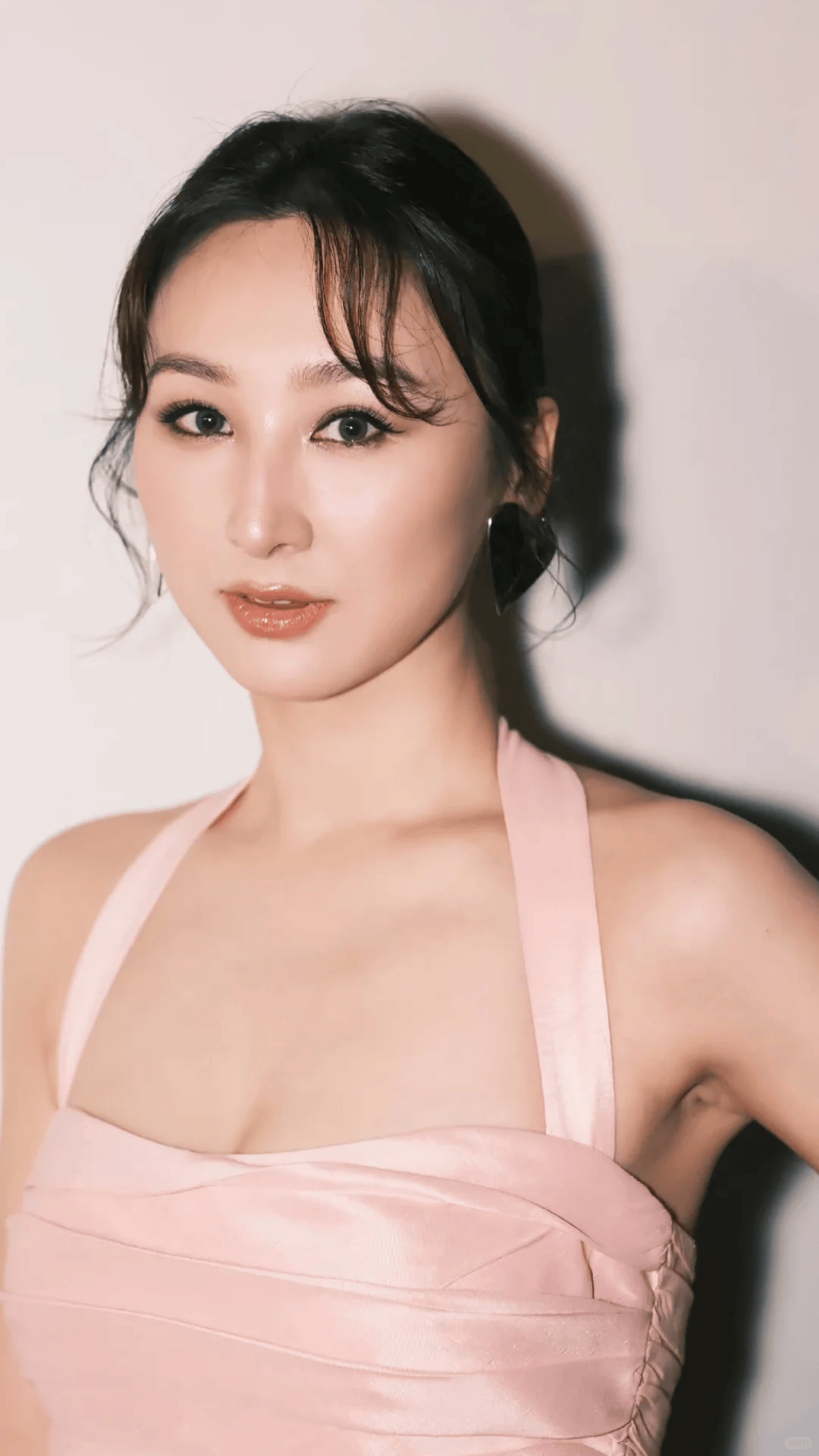 高海宁靓丽写真美爆了！凹凸有致魔鬼身材性感火辣