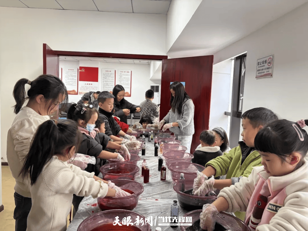 观山湖区观山街道与北大梦想城社区开展未成年人扎染艺术体验活动