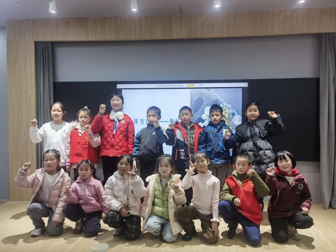 【活动回顾】扬子小记者变身“珠宝设计师”：探索珠宝奥秘，亲手制作温情礼物