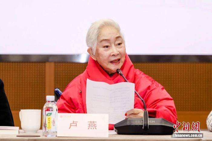 华人演员卢燕回母校上海交大谈艺术人生