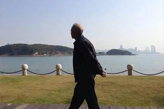 医生发现：老人坚持走路锻炼，不用几个月，身体会迎来6大变化