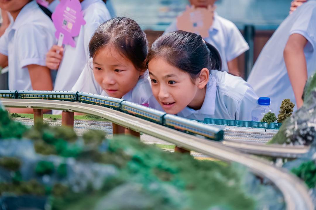 坐着复兴号 唱着《动车开进我家乡》 妞妞合唱团开启圆梦旅程