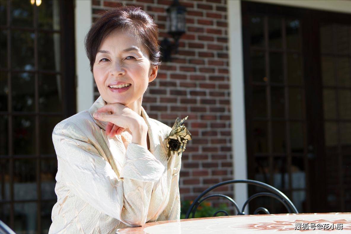 女人过了55岁，这3种食物要少吃！建议：这4大“补脑菜”搭配着吃