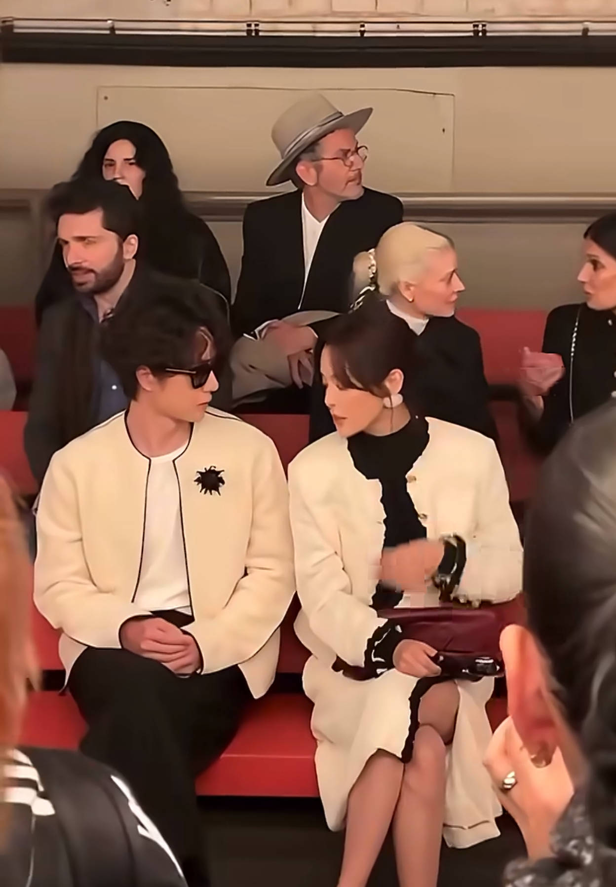 辛芷蕾王一博同框看秀 热聊互动超有松弛感