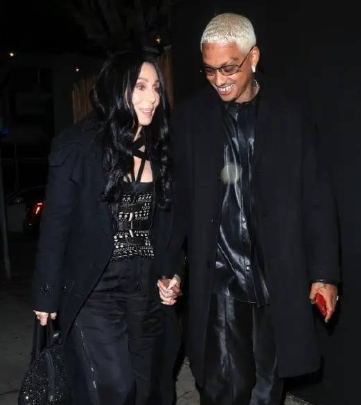 79岁雪儿奶奶将与小40岁男友结婚 两人2022年被拍牵手约会