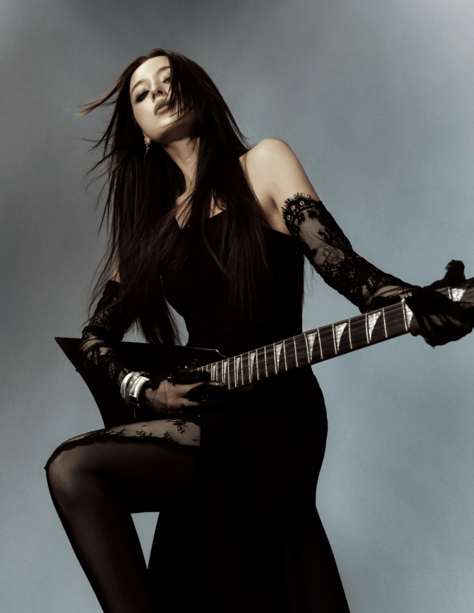 哈尼克孜全黑造型高级酷飒 黑色丝袜衬出冷艳质感