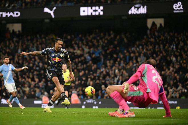 原创            曼城崩盘！2人连续送礼，格瓦迪奥尔送点，3场连丢6球