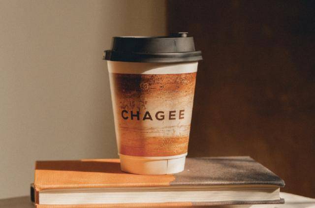 股价大跌，冲上热搜！霸王茶姬深夜回应争议