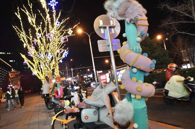 朝外UIC街区树木穿彩衣，打造冬日沉浸式浪漫艺术街区