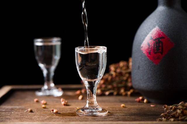 白酒要被洗白?颠覆性研究，酒精能降低40%死亡率?真相不简单