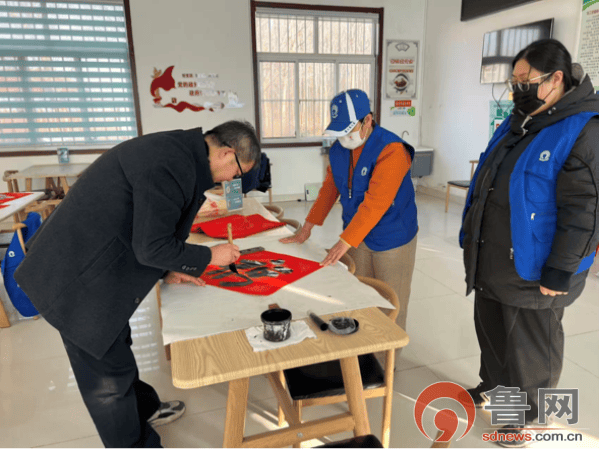 「新时代文明实践」胶州市开展“夕阳无限好，字画暖人心”志愿服务活动