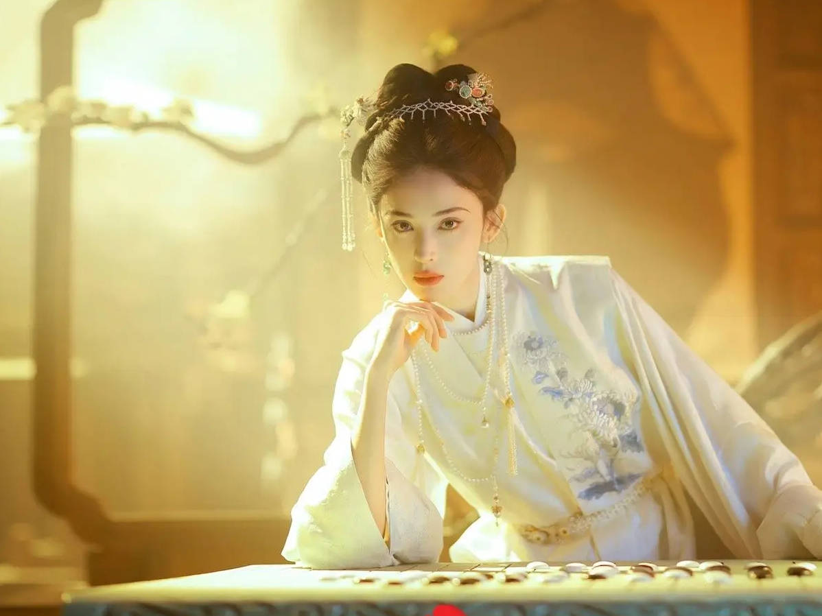 娜扎单手持匕首露出一只眼睛 坐在雨中气场超强