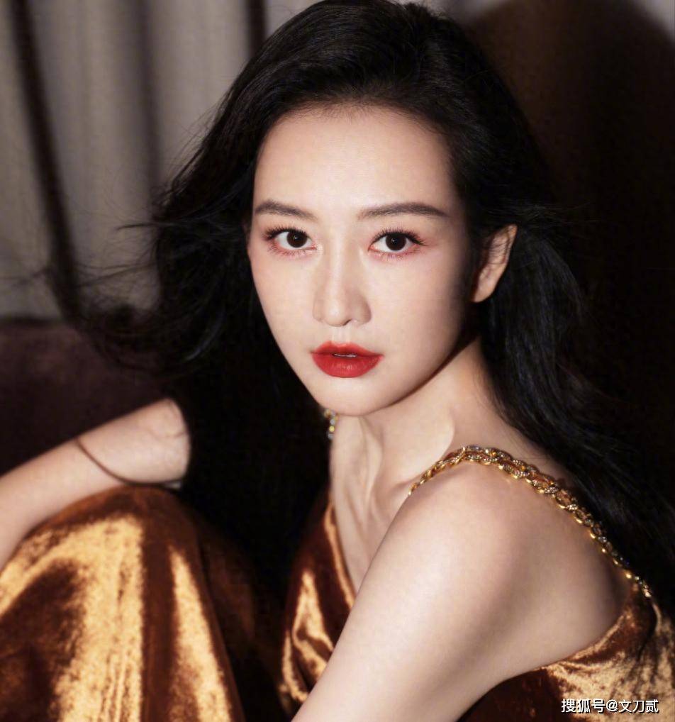 原创            孩子生父成谜！王鸥带女儿逛公园被拍，和何九华恋情扑朔迷离