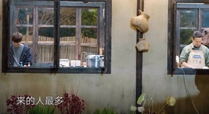 黄磊太难了！一人给24人做5道菜被嫌寒酸，端给张艺兴的面被分了