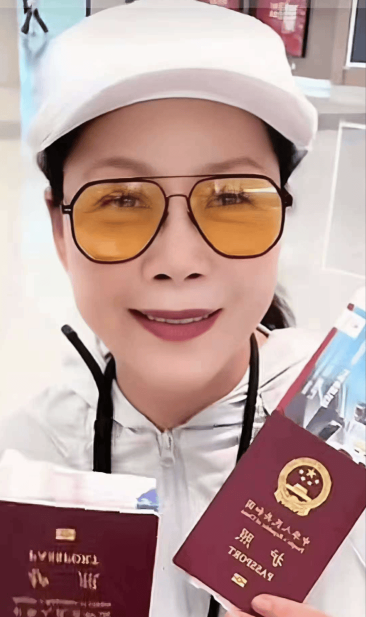 田震手持中国护照证明身份 北京巡演首演票价亲民获赞