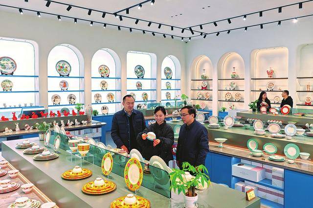 游客感受千年窑火传承的独特艺术魅力