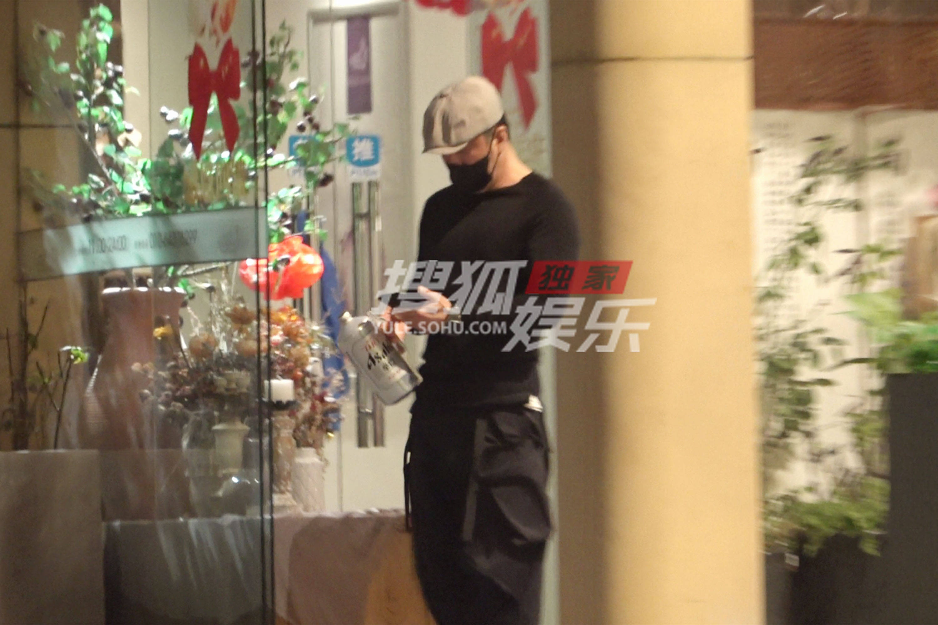 杨坤便利店买啤酒 穿紧身运动装肌肉有型