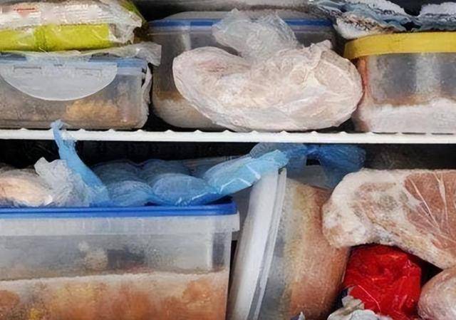 装菜的塑料袋放进冰箱，不仅有毒还致癌？实验揭晓真相