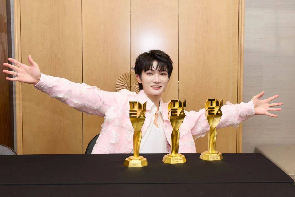 原创            跨年看周深，四台卫视跨年加香港跨年演唱会，跨年劳模第一人无疑