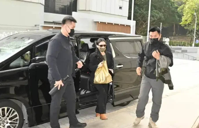 张柏芝全黑造型现身法院 因被前经理人控告违约