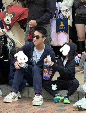 何猷君带儿女游玩迪士尼 坐路边看花车巡游很呆萌