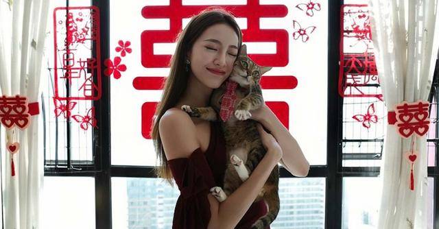 恭喜！28岁TVB长腿女神宣布结婚，举行过大礼各种金器摆满桌