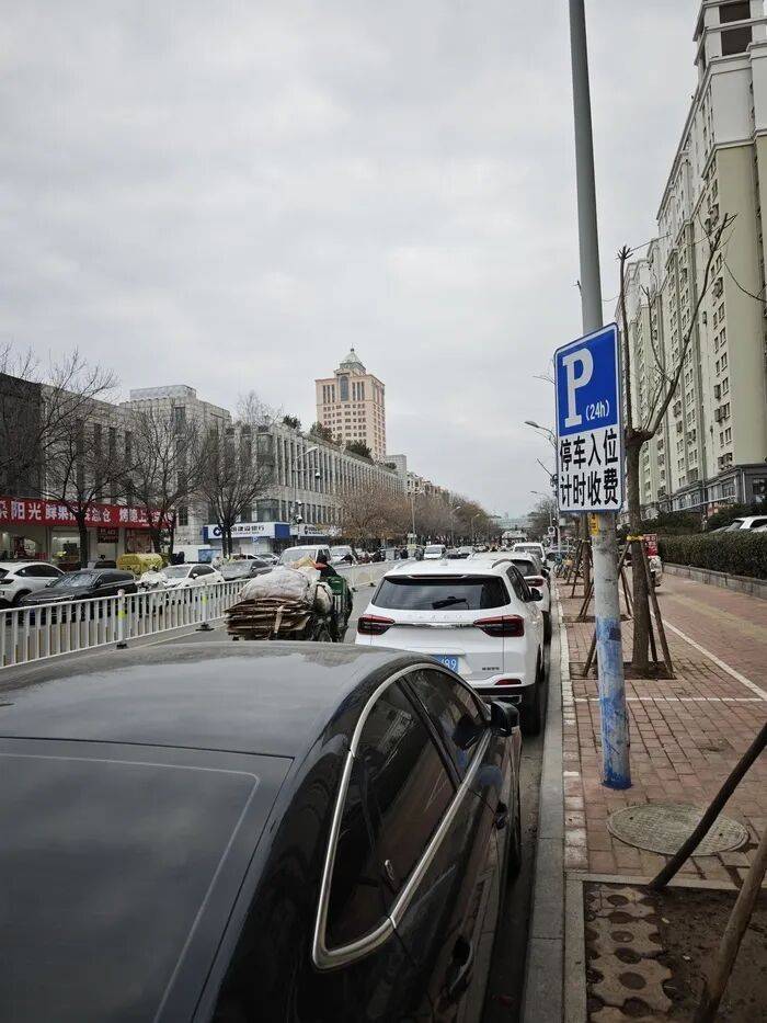 济南一道路两侧非机动车道被规划百余处停车位，市民骑车无奈与机动车“抢道”，相关部门回应