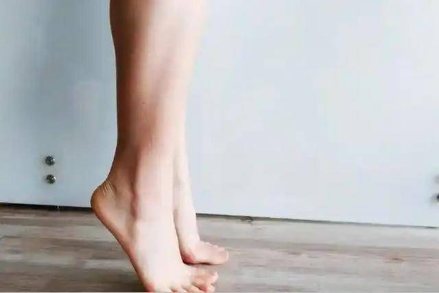 “踮脚尖”对身体有好处吗？医生坦言：坚持一段时间，或有6益处