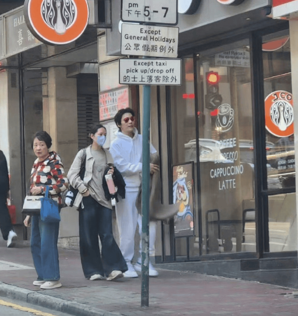 向佐郭碧婷香港街头逛街 两人同框藏着岁月静好氛围