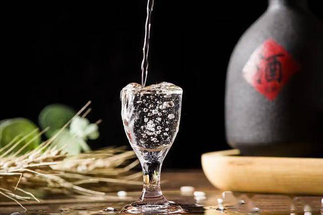 白酒再次成为关注中心！医生忠告：肿瘤患者喝白酒，多留意5点！