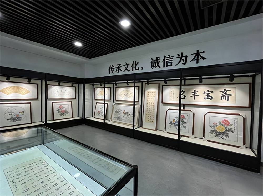 名家字画收购选丰宝斋：不欺不瞒，耐心服务暖人心