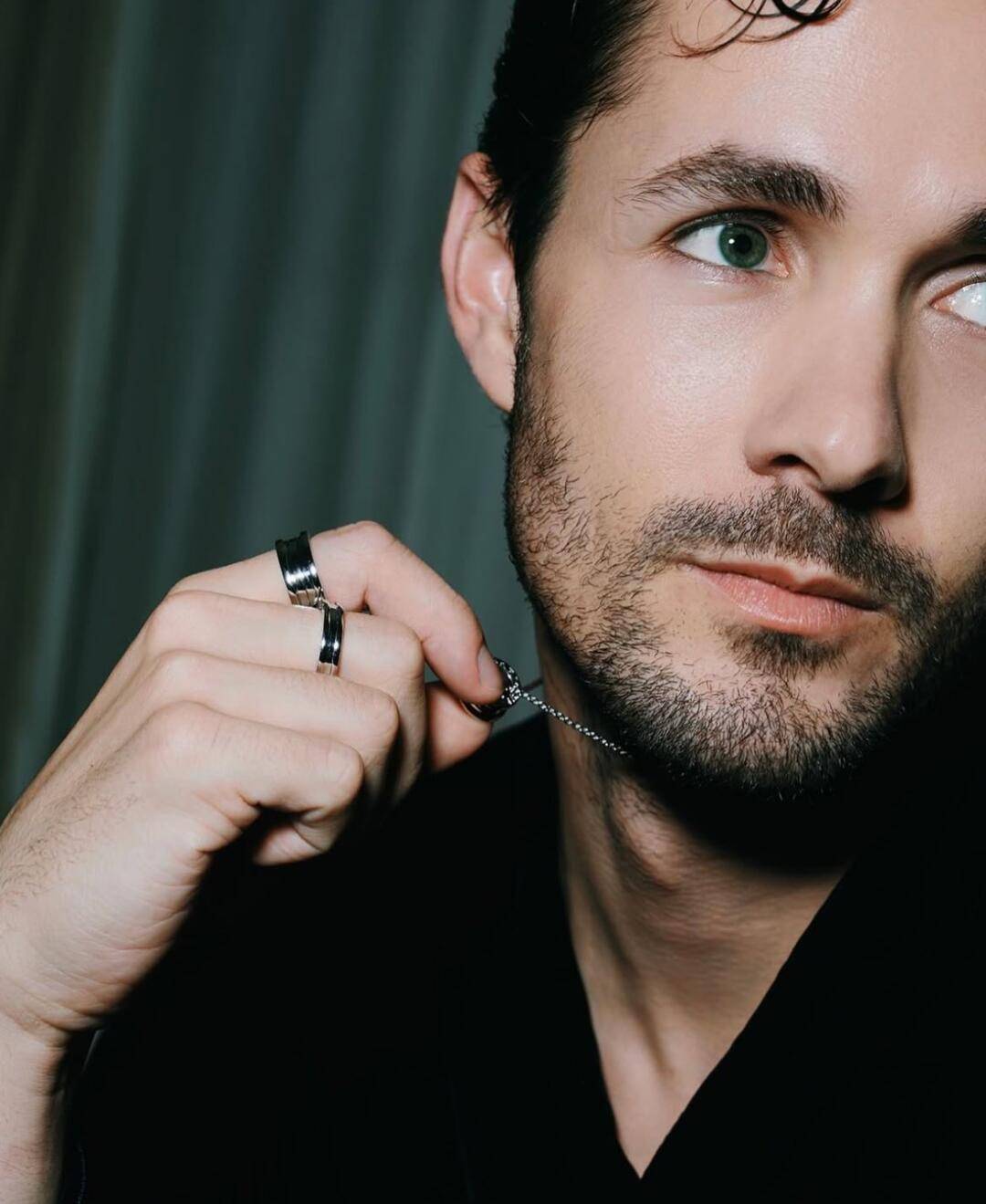 乔纳·豪尔-金（Jonah Hauer-King），1995年5月30日生于英国伦敦，现年30岁，英美双国籍演员，以2023年迪士尼真人版《小美人鱼》中的王子Eric一角爆红全球。他的眼睛确实是标志性的绿色（green），这点在多份传记中明确记录。绿眼睛深邃而明亮，配上他的卷发、酒窝和浪...