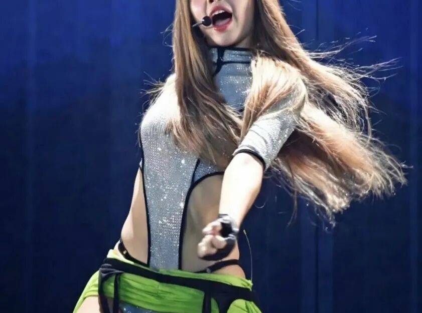 Lisa又搞事情，舞台尺度全开，直接真空上阵！