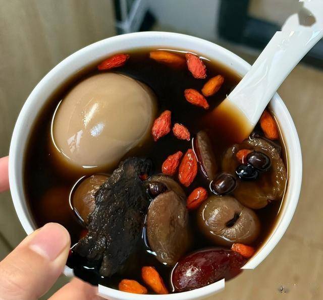 女人进入更年期，建议常吃五样，滋润卵巢，保护子宫，皮肤更光滑