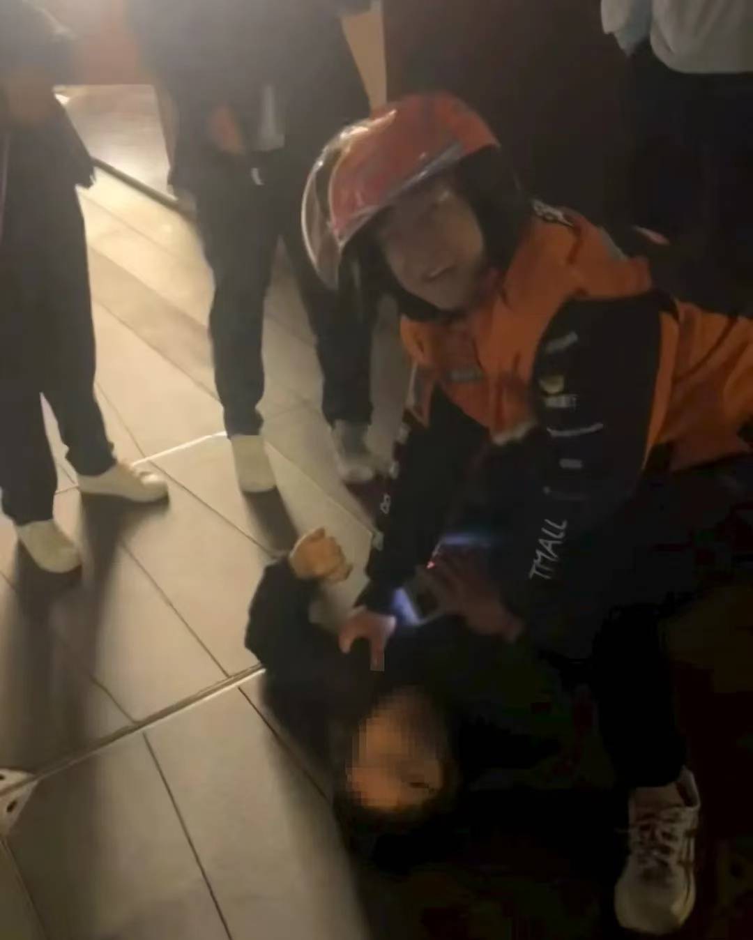 外卖员扑倒抢夺珠宝店嫌犯获表彰，回应：订单没超时，奖金想给爸妈