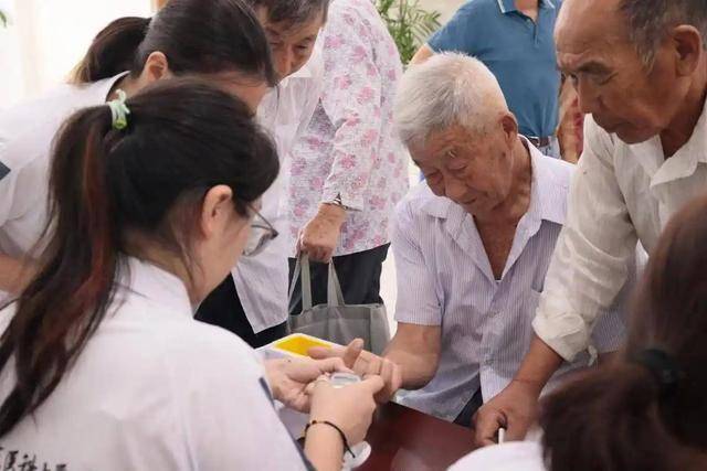 加速糖尿病恶化的因素：吃甜食排在第3，排第1的，很多人天天做