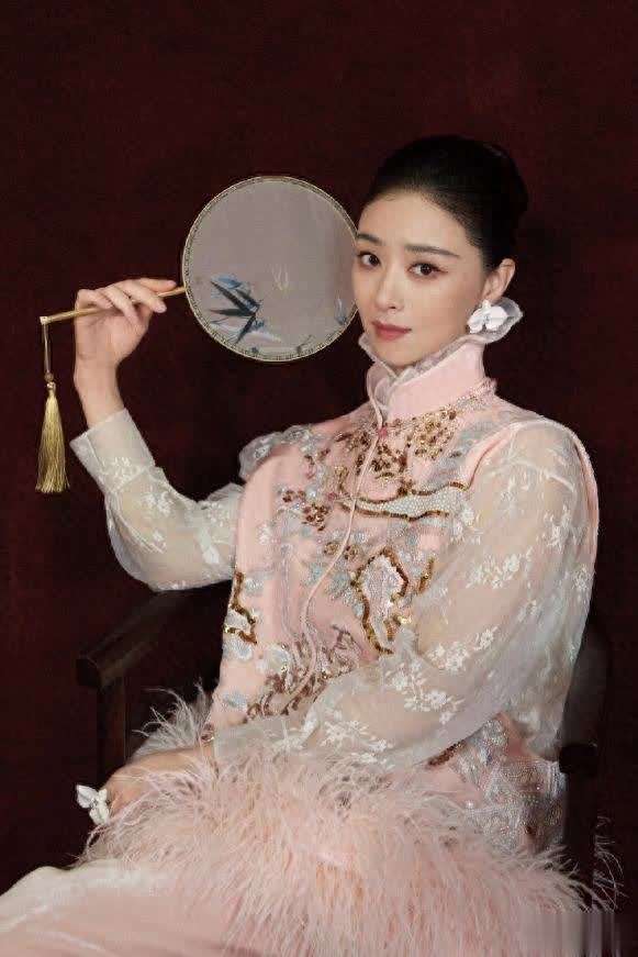 原创            蒋欣晚餐吃萝卜丝瓜豆腐，无油无盐蘸辣椒面，抢经纪人饭超搞笑