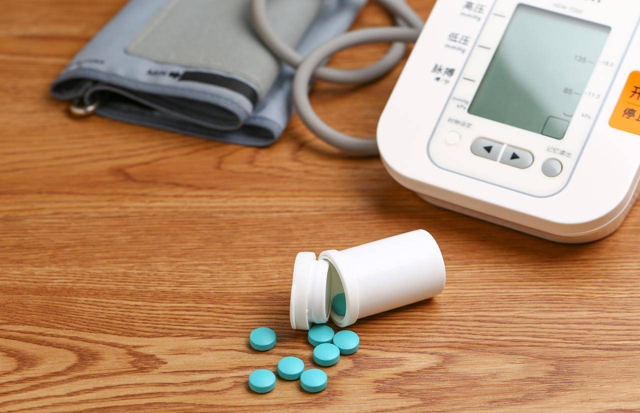 原创            一直吃氨氯地平，血压还是140多，换药好还是加药好？