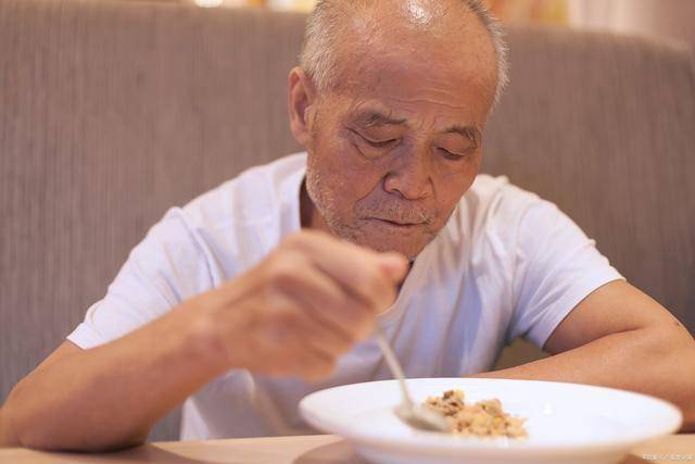 高血脂要少喝高汤，越喝血脂越堵？医生：3种高汤，血脂高少喝