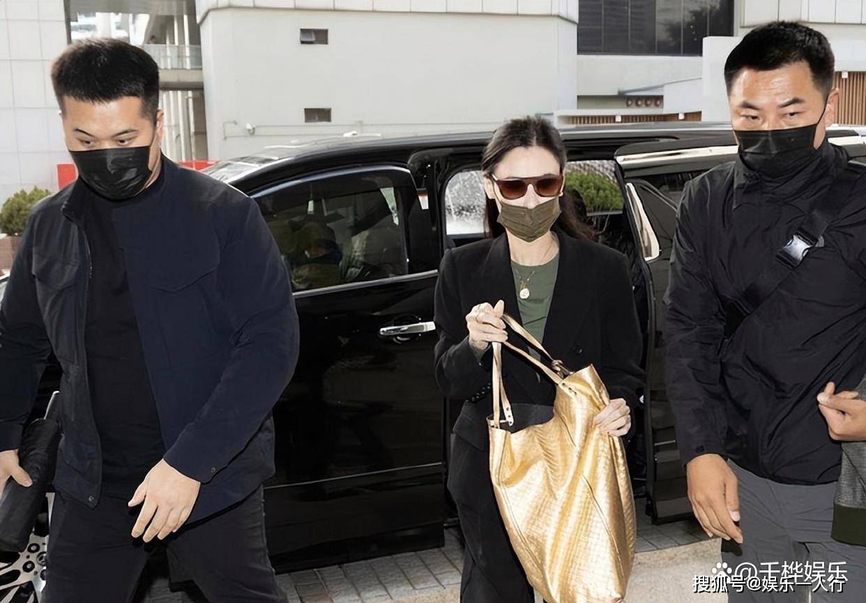 原创            张柏芝摊上事了！庭审上被索赔上千万，带4个助理开庭，背后的事捂不住