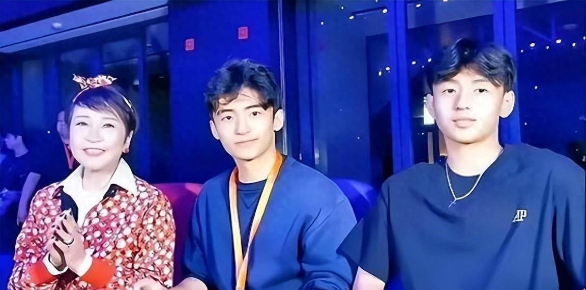 原创            恩爱十三载难敌血浓于水！四十五岁谢霆锋愈发关心儿子，父爱似山