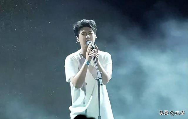 原创            万梓良儿子啃老？舞台炸场后才懂：这哪是啃老，是接棒！