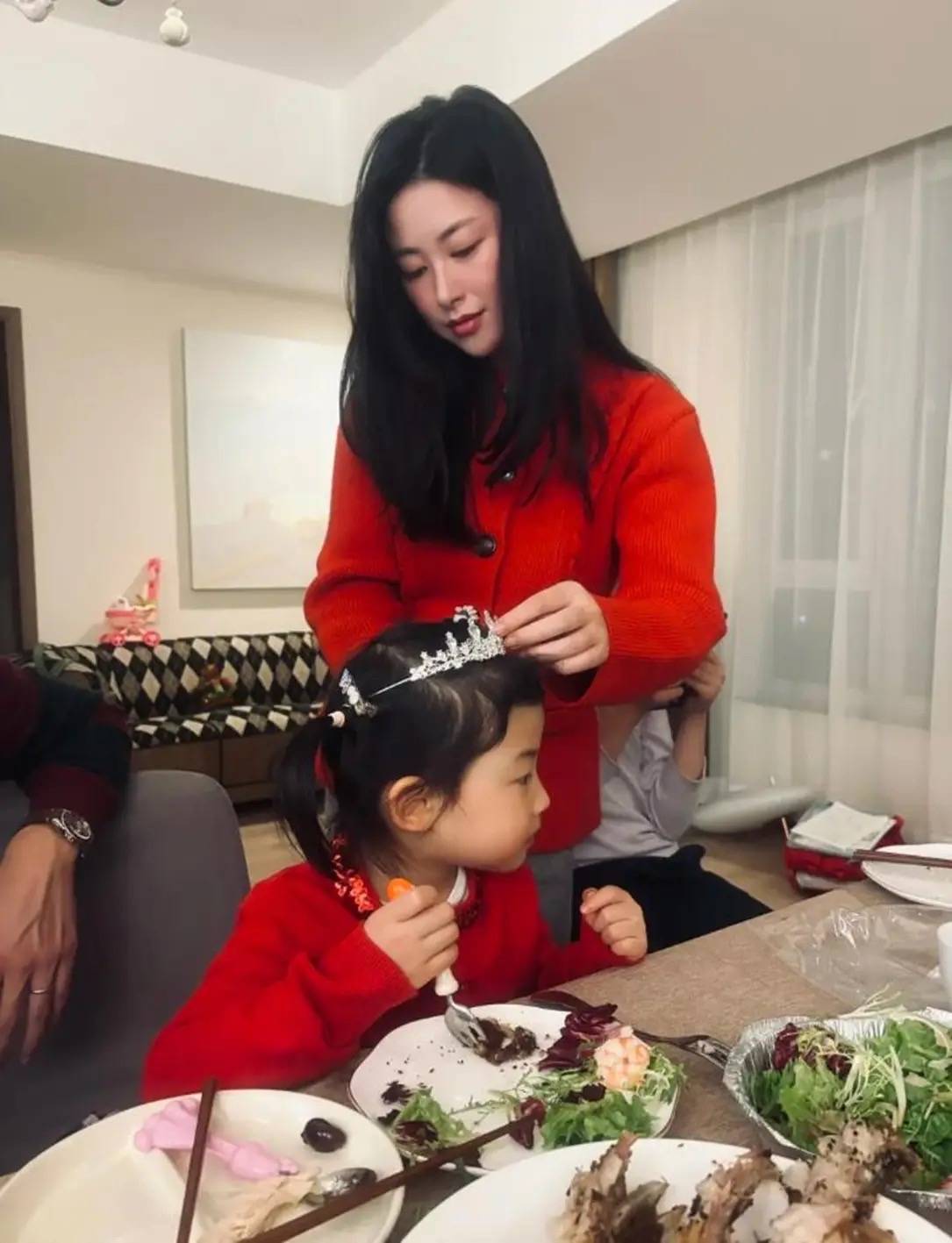 朱珠一家过圣诞，4岁珠宝正脸胖乎肚滚圆，富商爸爸比王昀佳还帅