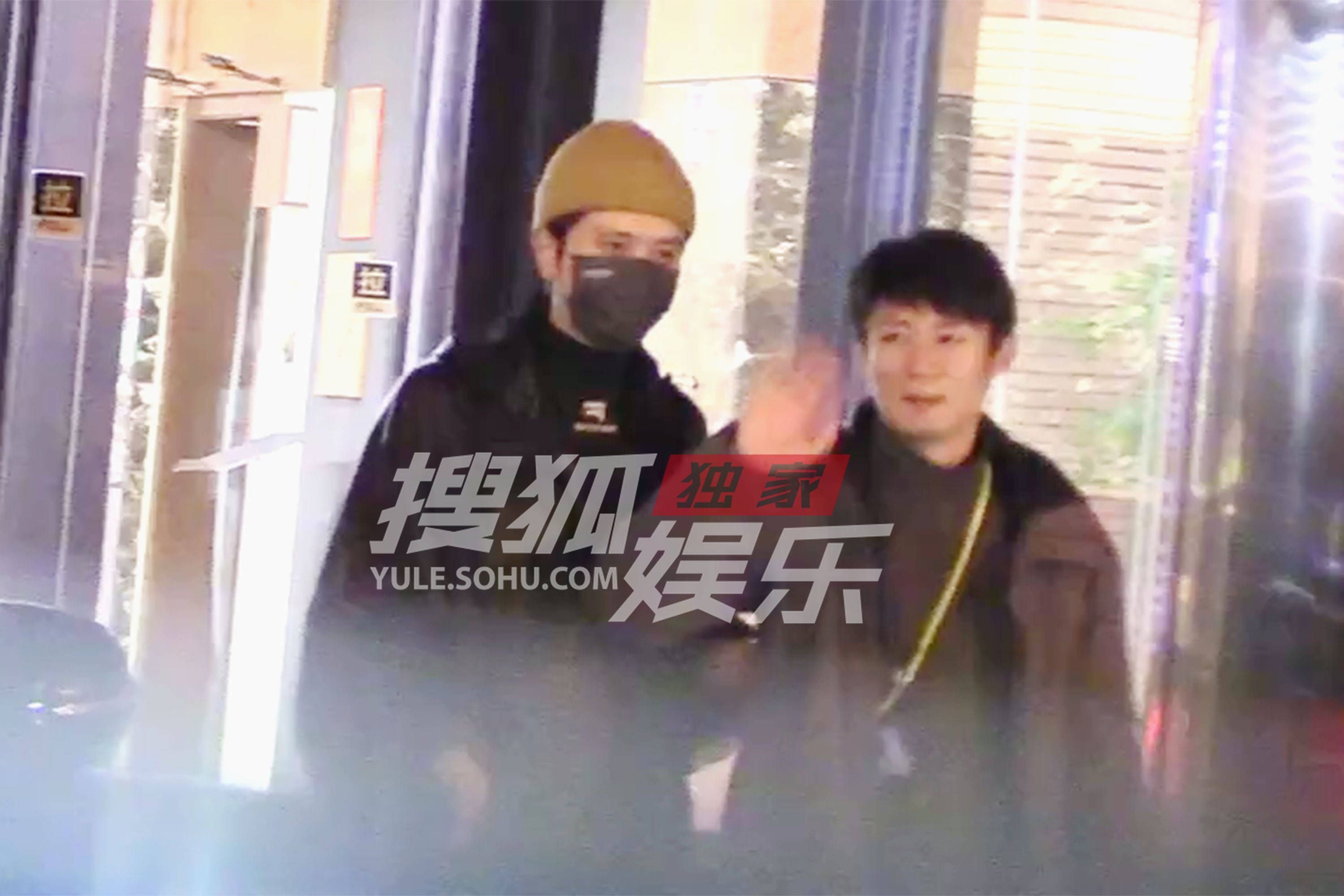 彭冠英和好友聚餐 出门热聊拥抱尽显阳光松弛