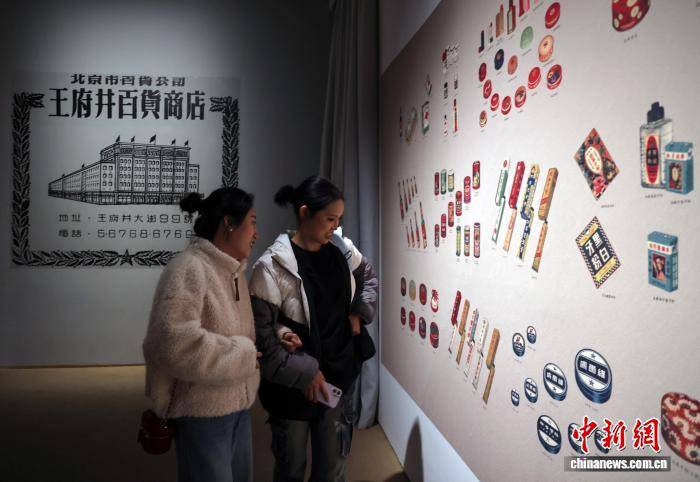 四川成都：“新中国设计的诞生：艺术设计作品巡展”吸引参观者