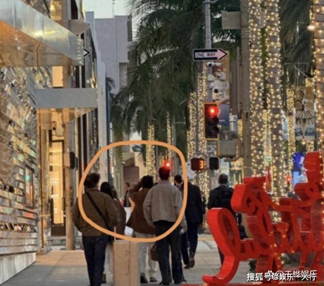 原创            比林俊杰小21岁豪门千金曝光，与女友情侣装逛街，女方身份疑似留学生