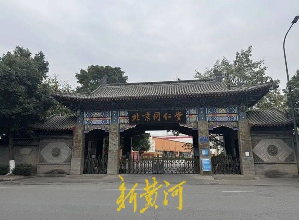 同仁堂99%高纯磷虾油实测磷脂为0，记者实探：涉事公司大门紧闭，线下门店均无售，线上平台仍在擦边降价售卖