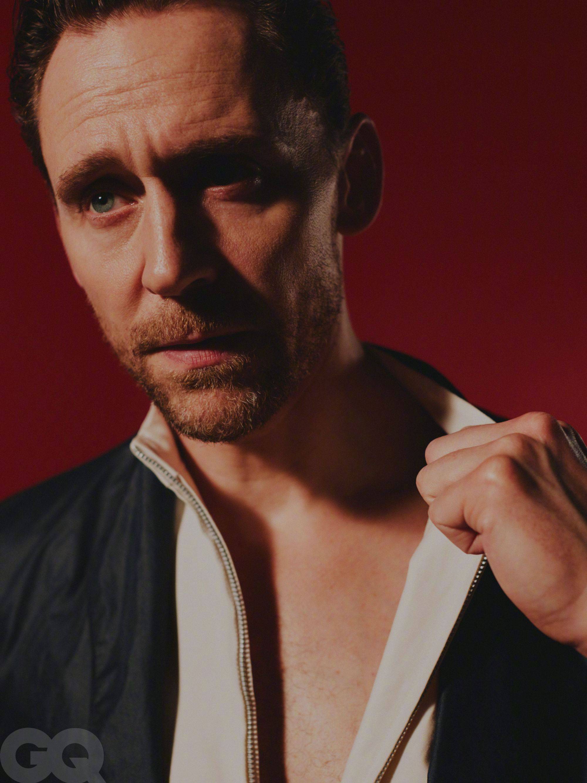 “抖森”汤姆·希德勒斯顿最新写真曝光 轻撩领口性感迷人